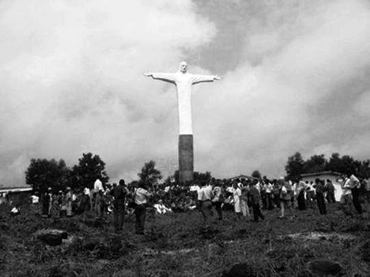 Il Cristo eretto a Freetown in Sierra Leone.